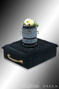 Zdjęcia reklamowe. Na zdjęciu urna. Akcesoria funeralne.