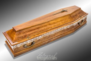 Fotografia produktowa trumien i akcesoriów pogrzebowych.