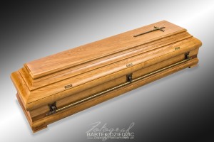 Kompleksowe wyposażenie trumien. Fotografia reklamowa.