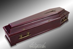 Zdjęcia reklamowe trumny z ciemnego drzewa. Sesja reklamowa w celu pokazania akcesoriów funeralnych.
