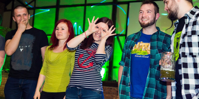 Goście eventu z okazji dnia Św. Patryka w Starej Zajezdni w Krakowie.