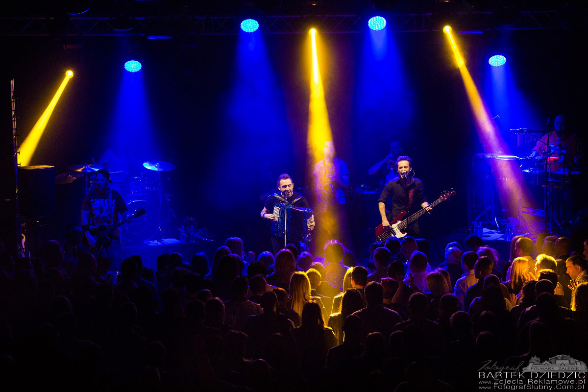 Fotograf na event Kraków. Na zdjęciu muzycy zespołu Enej podczas występu.