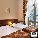 Zdjęcia pokoi hotelowych. Pokój w stylu klasycznym z widokiem na Krakowskie Planty.