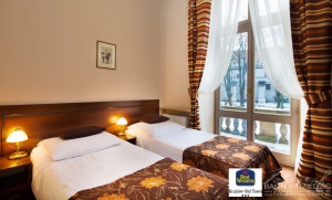 Zdjęcia pokoi hotelowych. Pokój w stylu klasycznym z widokiem na Krakowskie Planty.