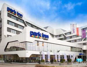 Konferencja Vantis Holding w Hotelu Park Inn w Krakowie. Na zdjeciu hotel z flagami reklamującymi vantis holding