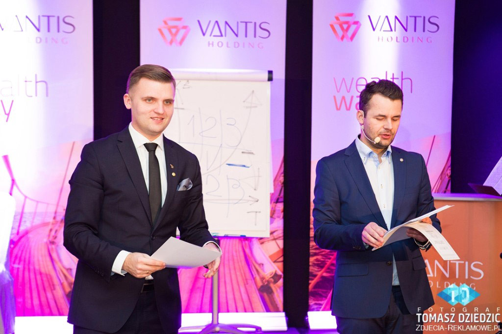 Wręczanie Nagród Vantis Holding. Na zdjęciu Piotr Sołtys oraz Jarosław Piechura