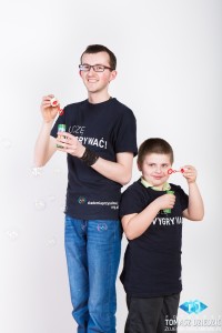 Zdjęcia Reklamowe Akademia Przyszłości Kraków. Tutor i podopieczny puszczają bańki mydlane