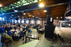 Fotograf na event. Na zdjęciu widoczna jest główna Sala Starej Zajezdni