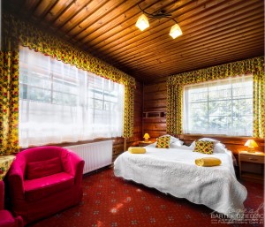 Zdjęcia reklamowe pensjonatu Zakopane. Pokój wykończony w stylu góralskim.