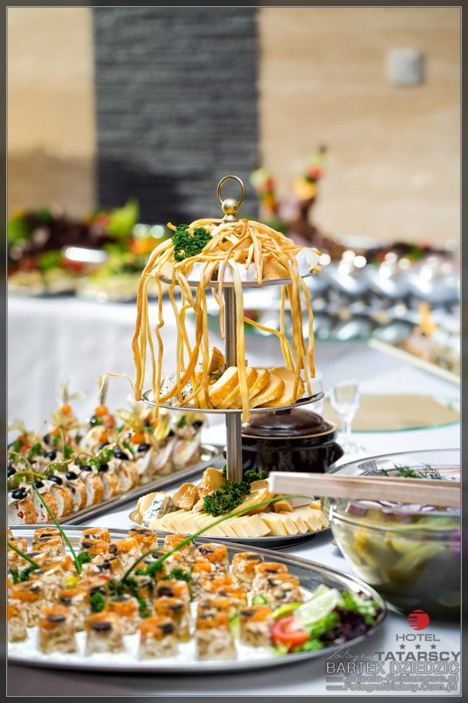 Szwedzki stół na sali weselnej w Hotelu Tatarscy. Kalwaria Zebrzydowska