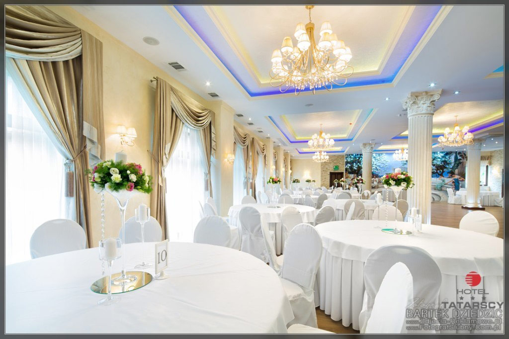 Zdjęcia reklamowe Sali weselnej w Hotelu Tatarscy, Kalwaria Zebrzydowska. Okrągłe stoły przygotowane na wesele.