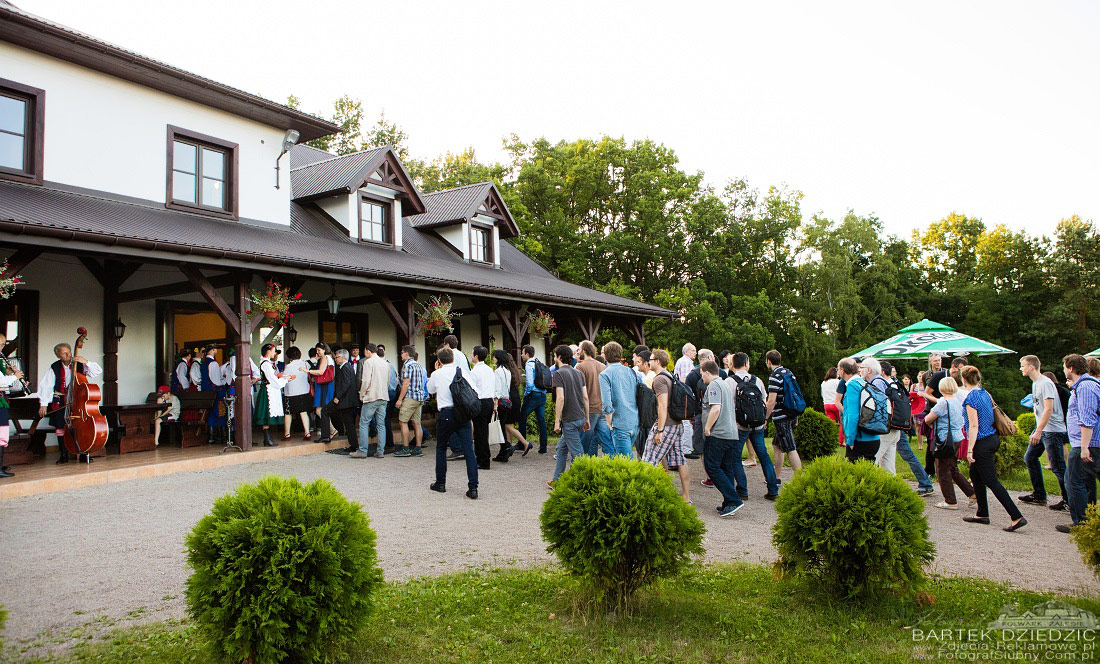 Kongres w Folwarku Zalesie. Bartek Dziedzic fotografia reklamowa oficjalne przywitanie przed salą.