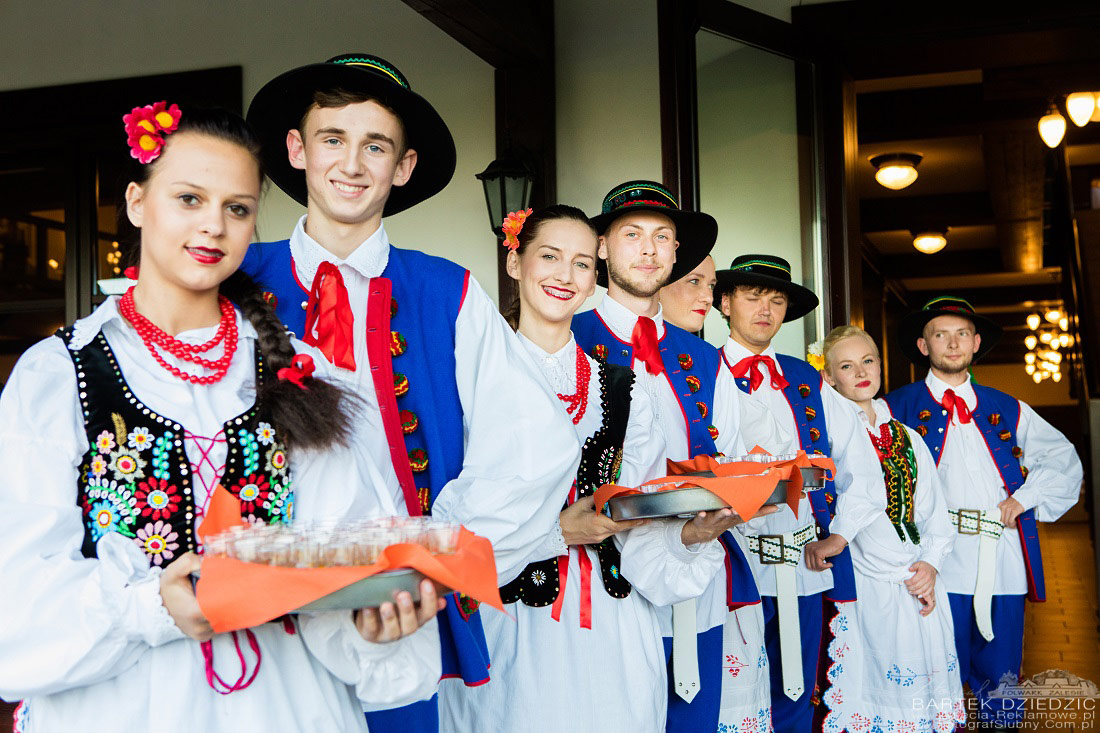 Photographer for events in Cracow. Folk Dancers outside folwark Zalesie.