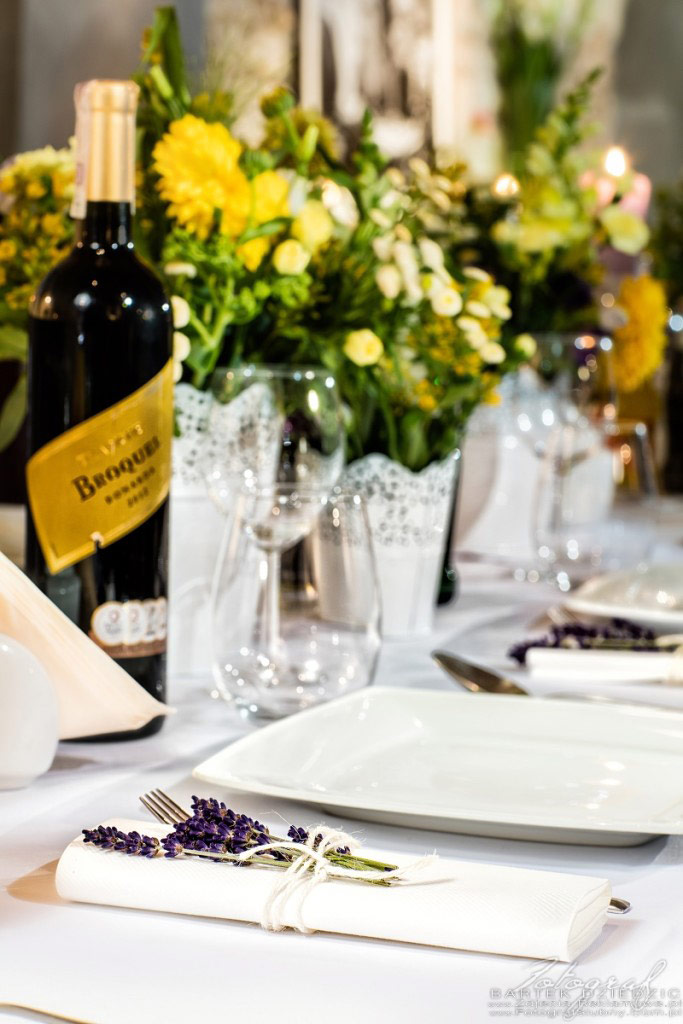 Polecany fotograf do zdjęć reklamowych restauracji i hoteli. Detale na stole ślubnym przygotowanym dla gości.
