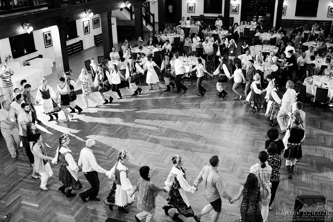 Profesjonal Photographer for Congress in Cracow. Folk Dancers dancing with guests