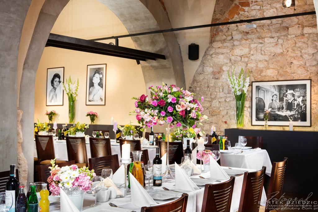 Zdjęcia restauracji udekorowanej pod wesele. Widok na stoły i dekoracje ścian.