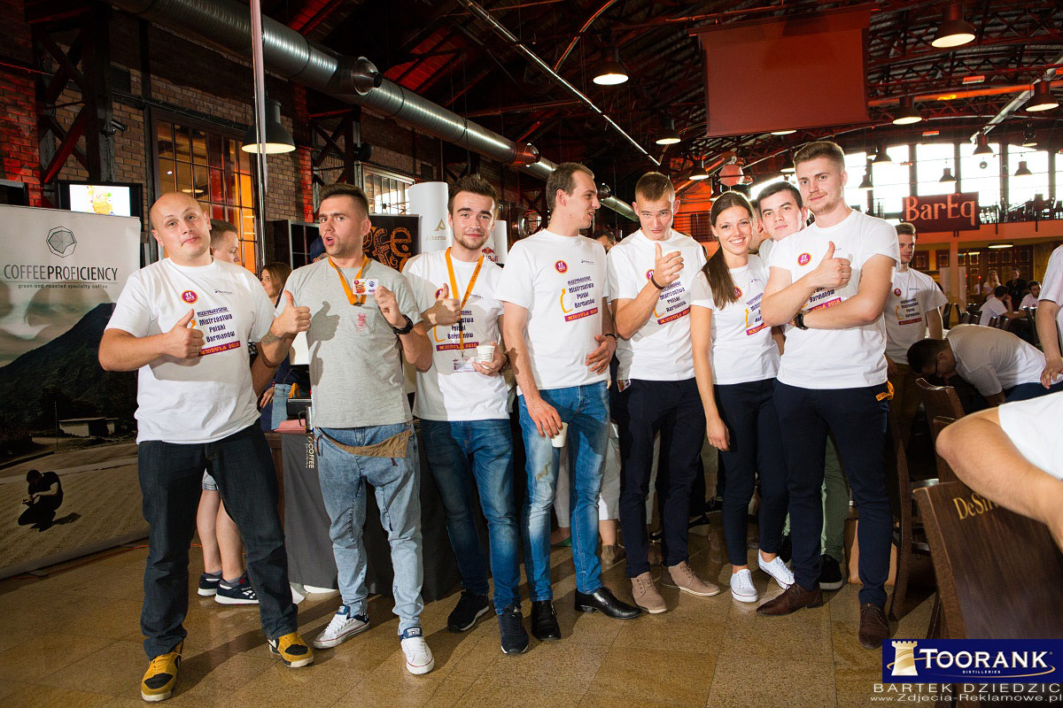 Fotograf na event Kraków. Publiczność zgromadzona na Mistrzostwach Polski Barmanów Miodula 2015 w Starej Zajezdni. Zdjęcie Grupowe.