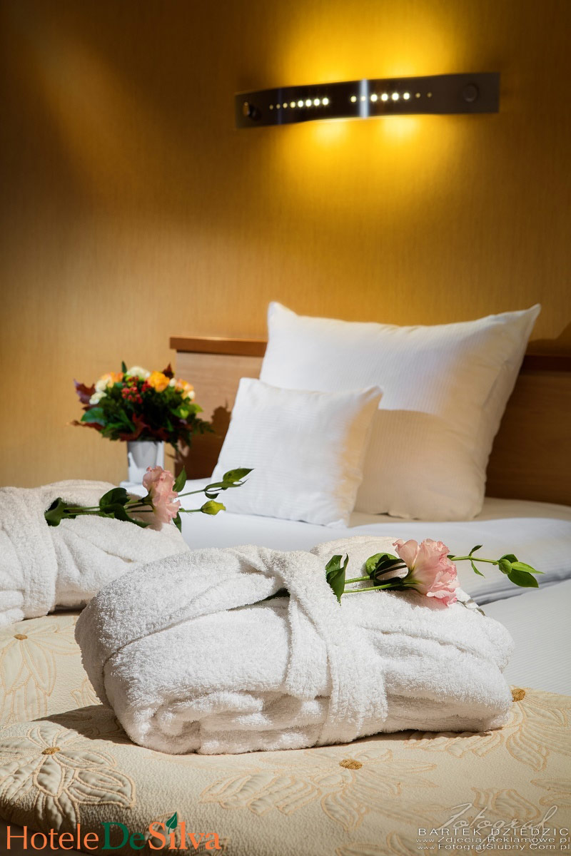Fotografia hoteli- zbliżenie na szlafroki przygotowane dla gości hotelowych