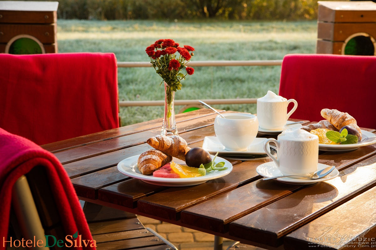 Fotografia reklamowa dla hotelu Victor by Desilva w Warszawie- śniadanie w ogródku piwnym.