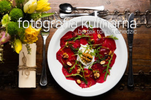 fotografia kulinarna. Zdjęcie potrawy na drewnianym stole wykonane dla restauracji. Sesja fotograficzna reklamowa