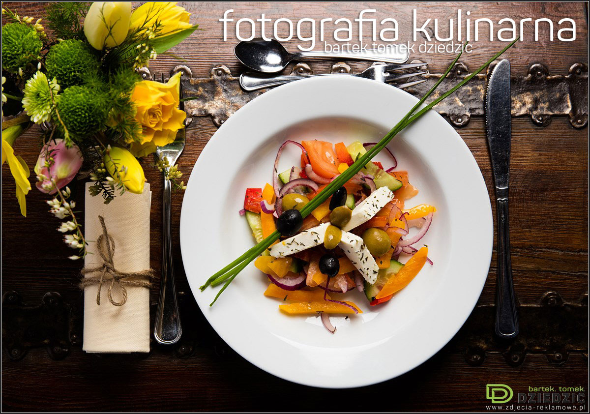Fotografia reklamowa dla restauracji - zdjęcie potrawy na białym talerzu, wykonane na drewnianym stole