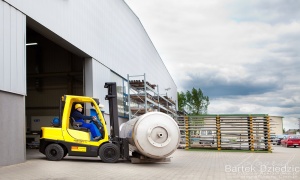 Wózek widłowy transportujące gotowy wyrób. Zdjęcia przemysłowe kraków.