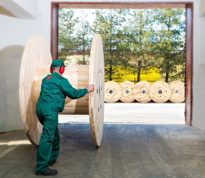 Gotowy bęben drewniany opuszcza fabrykę. Kartex