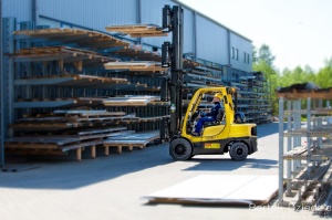 Wózek widłowy. Regały wysokiego składowania.