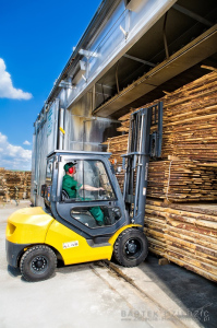 Załadunek suszarni świeżym drzewem. Kartex