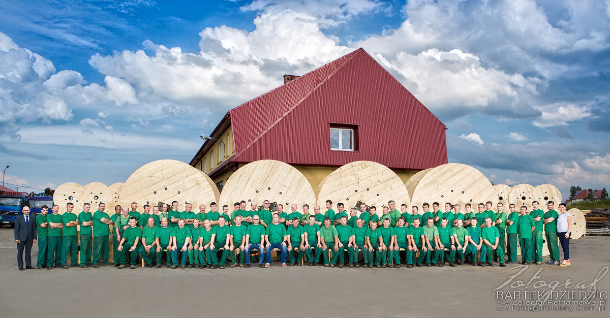 Fotografia biznesowa jako wspólny portret wszystkich pracowników. Zdjęcia reklamowe.