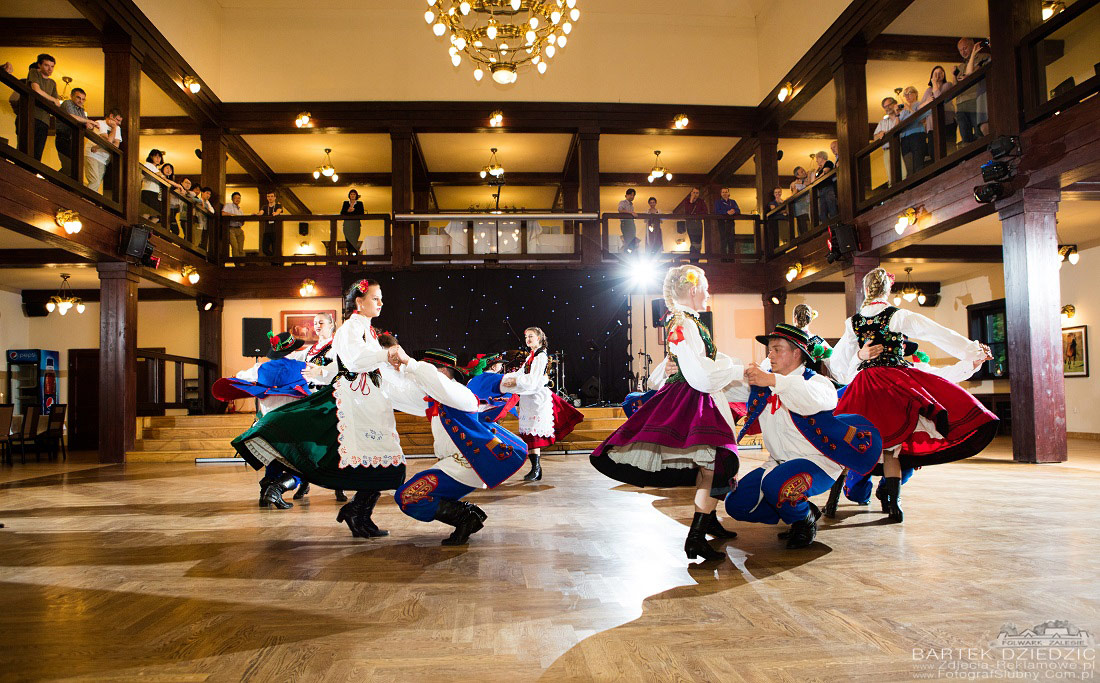 Kongres Folwark Zalesie. Tancerze w tradycyjnych strojach podczas występu.
