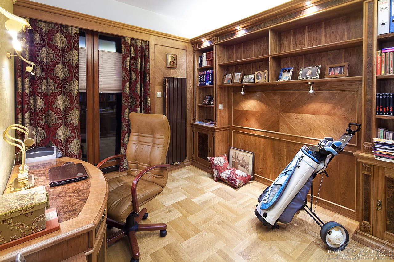 Zdjęcia reklamowe domów i nieruchomości na sprzedaż. Na zdjęciu pokój biurowy- półki z książkami, biurko, wózek golfowy.