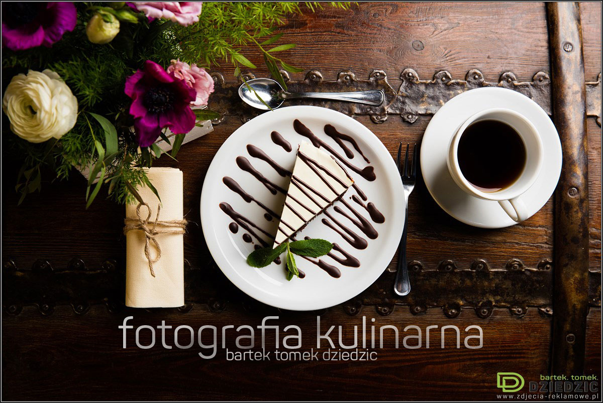 Studio fotografii kulinarnej - zdjęcie potrawy na białym talerzu, wykonane na drewnianym stole